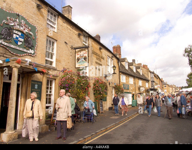 Gloucestershire Cotswolds Moreton In Marsh High Street On Market Day ...